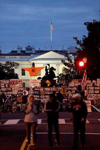 10月31日傍晚在美国华盛顿拍摄的白宫，铁栅栏上挂满抗议标语。新华社记者刘杰摄