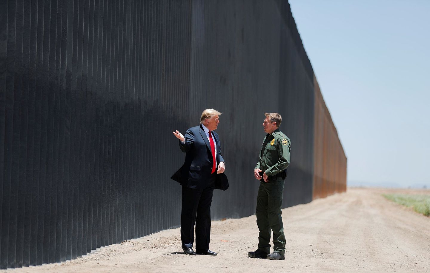 2020年6月3日，特朗普视察美国亚利桑那州圣路易斯的墨西哥边境墙，并与边境巡逻队负责人斯科特（Rodney Scott）交谈 （Reuters）