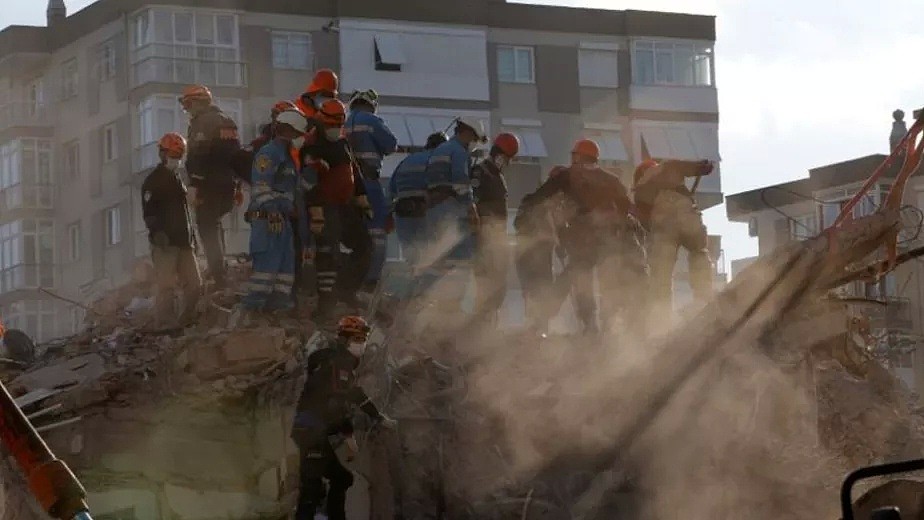 大地震已致94死！3岁女童被压在倒塌公寓下65小时，被挖出瞬间，所有人都哭了（组图） - 6