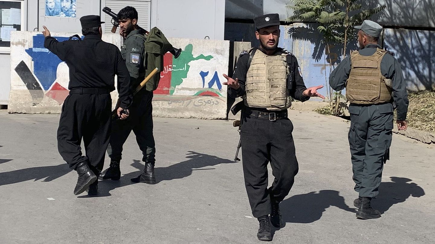 阿富汗枪击案：图为11月2日，阿富汗警员在发生枪击案的喀布尔大学巡逻。（AP）
