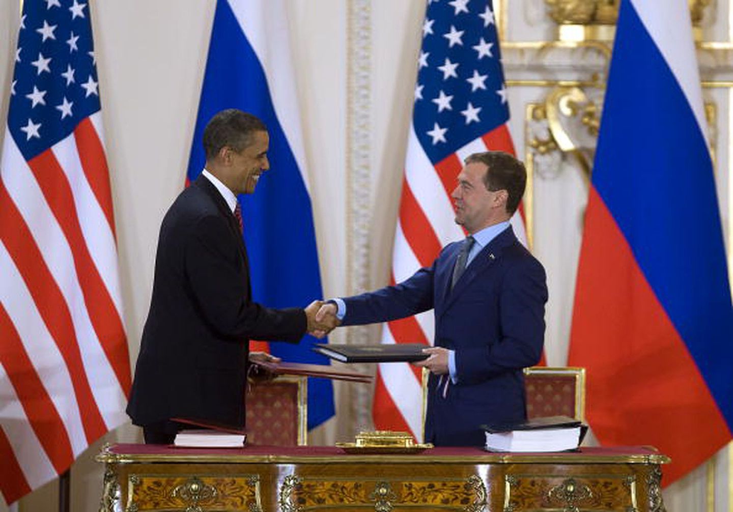 2010年4月8日，时任美国总统奥巴马（Barack Obama）与俄罗斯总统梅德韦杰夫（Demitry Medvedev）在布拉格签署新削减战略武器条约。彼时，担任美国副总统的拜登在其中助力甚多。（Getty Images）