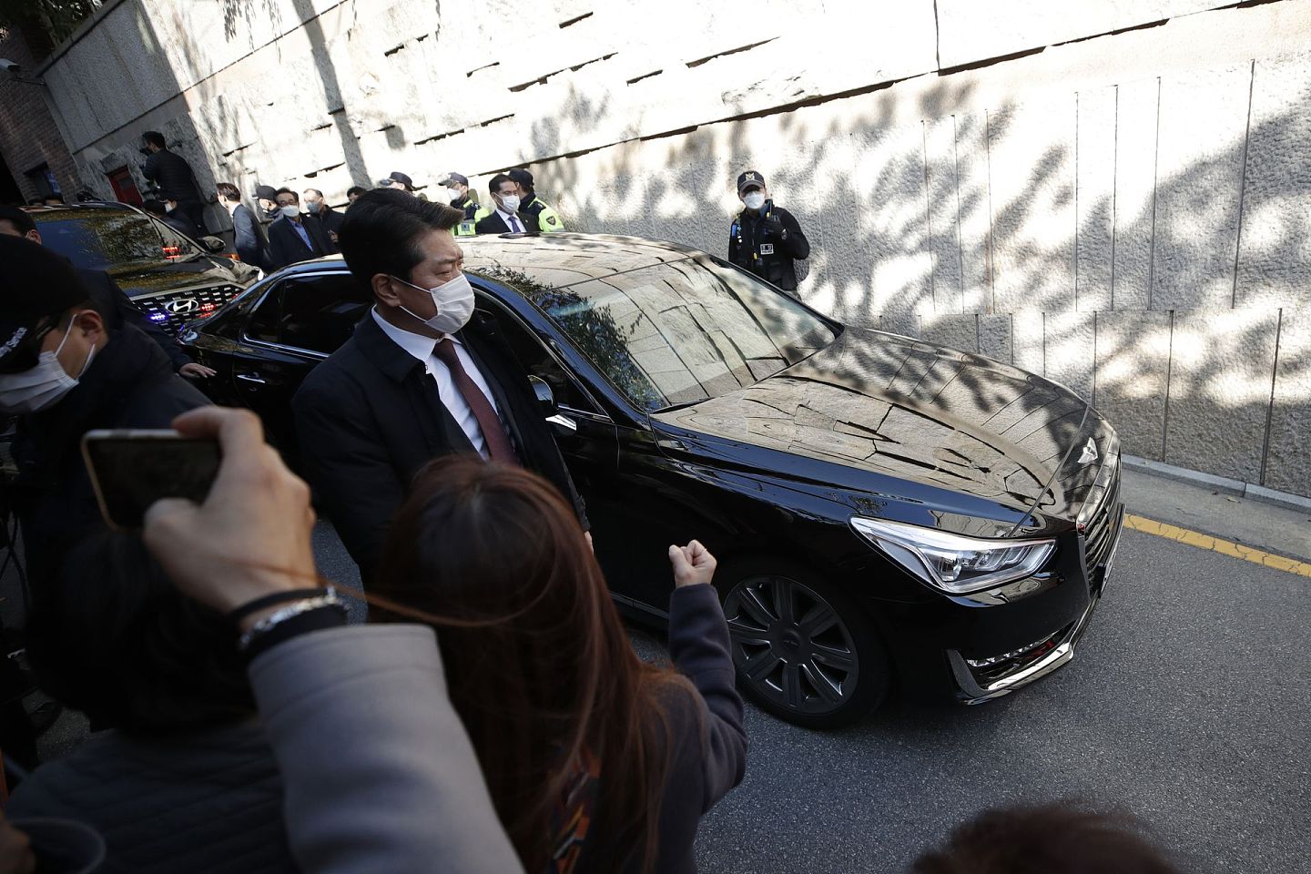 图为11月2日载着韩国前总统李明博的车辆离开其住所，前往首尔中央地方检察厅。（AP）