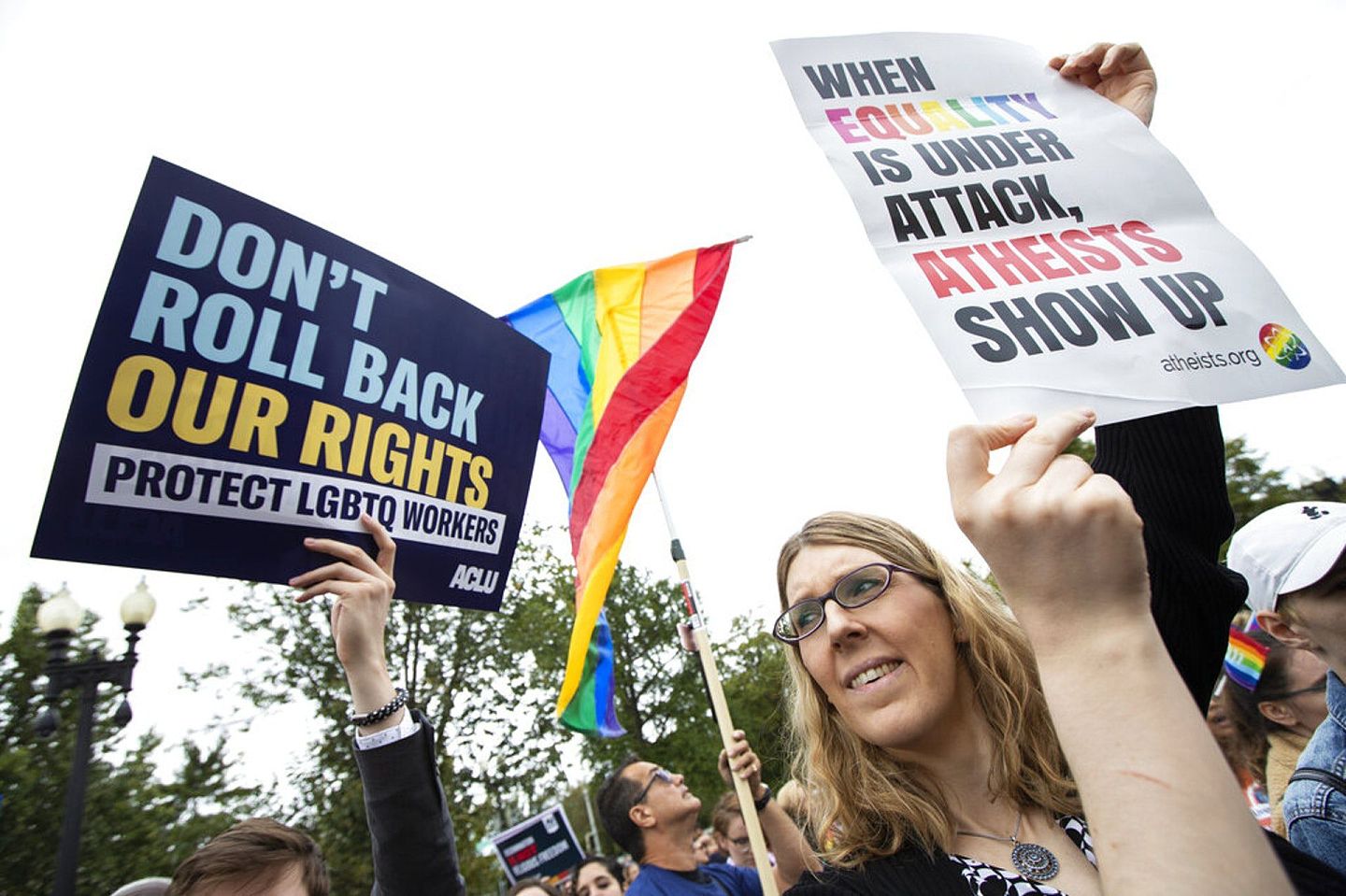 特朗普的政府也通过了一系列支持创造论、拥护生命权（Pro-Life）和反LGBT等“讨主喜悦”的政策。图为去年10月，LGBT支持者示威的情况。（资料图片／美联社）