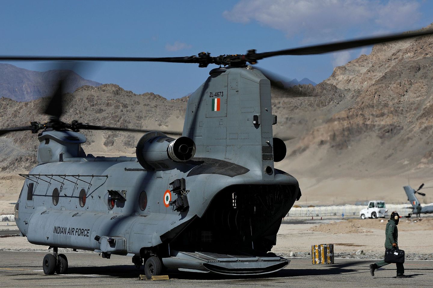 印军也有部分CH-47型运输直升机，它们可以用于DBO等险要地区的补给。（路透社）