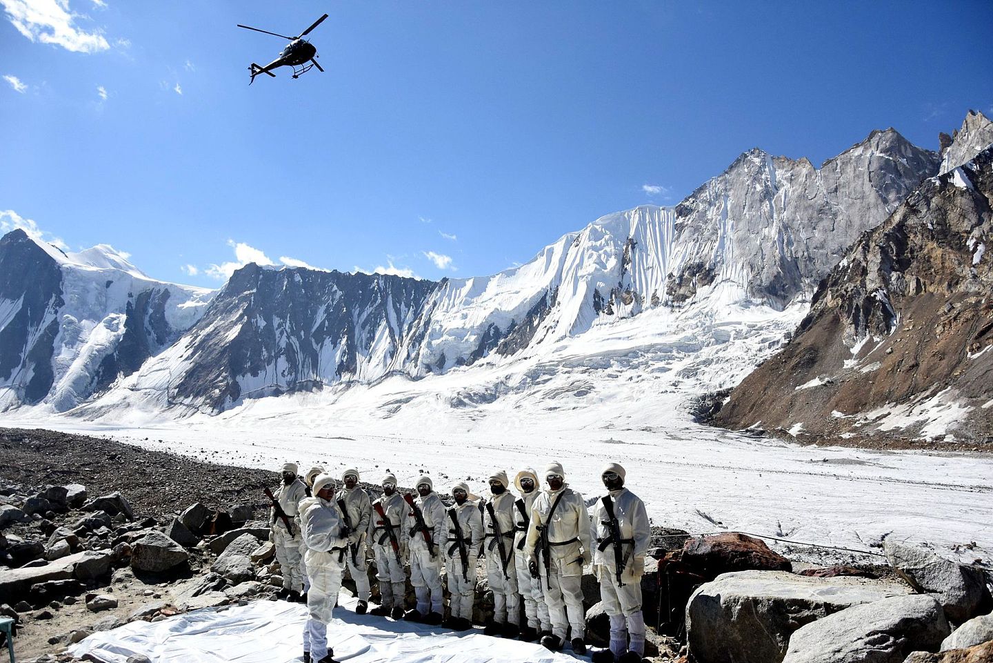 锡亚琴冰川的巴基斯坦一侧，装备严整的巴军士兵正在巡逻。印度和巴基斯坦都声称拥有该地区主权。海拔高达8,000米的锡亚琴被认为是世界上海拔最高的战场。 当地也是印军后勤部门生财的重要渠道。（Getty）