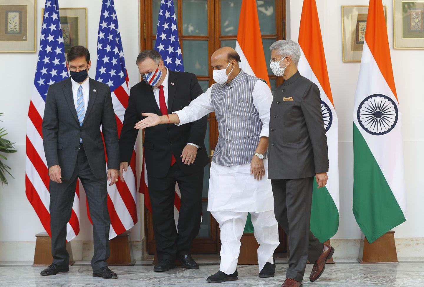2020年10月27日，蓬佩奥和埃斯珀在周二与印度外长的会谈中，将签署一项协议，扩大美印军事卫星信息共享，强调华盛顿和新德里之间旨在对抗中国的战略合作。（AP）
