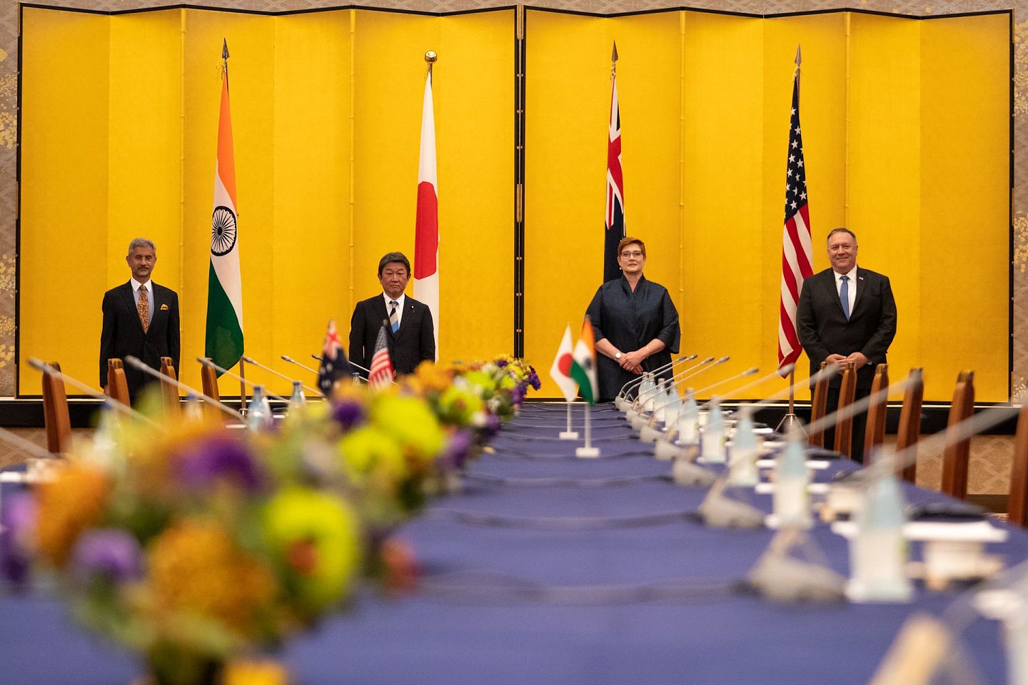 10月6日美国国务卿蓬佩奥（右一）与日本外务大臣茂木敏充（左二），印度外长苏杰生（左一），澳大利亚外长潘恩（右二）举行四方安全会谈（Twitter @Secretary Pompeo)
