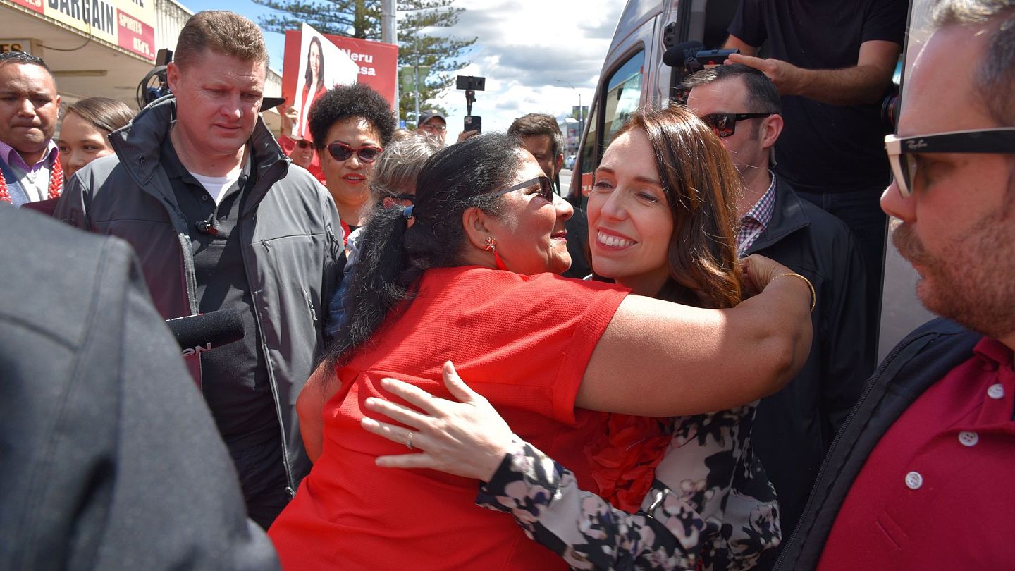 10月16日，新西兰总理阿德恩在奥克兰与支持者拥抱。（Reuters）