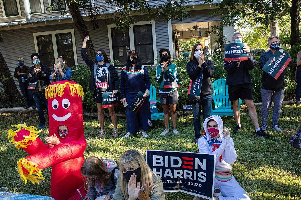 民主党支持者向得克萨斯州第21国会选区候选人温迪·戴维斯欢呼致意。民主党人对他们在该州拥有通往胜利的道路越来越有信心。