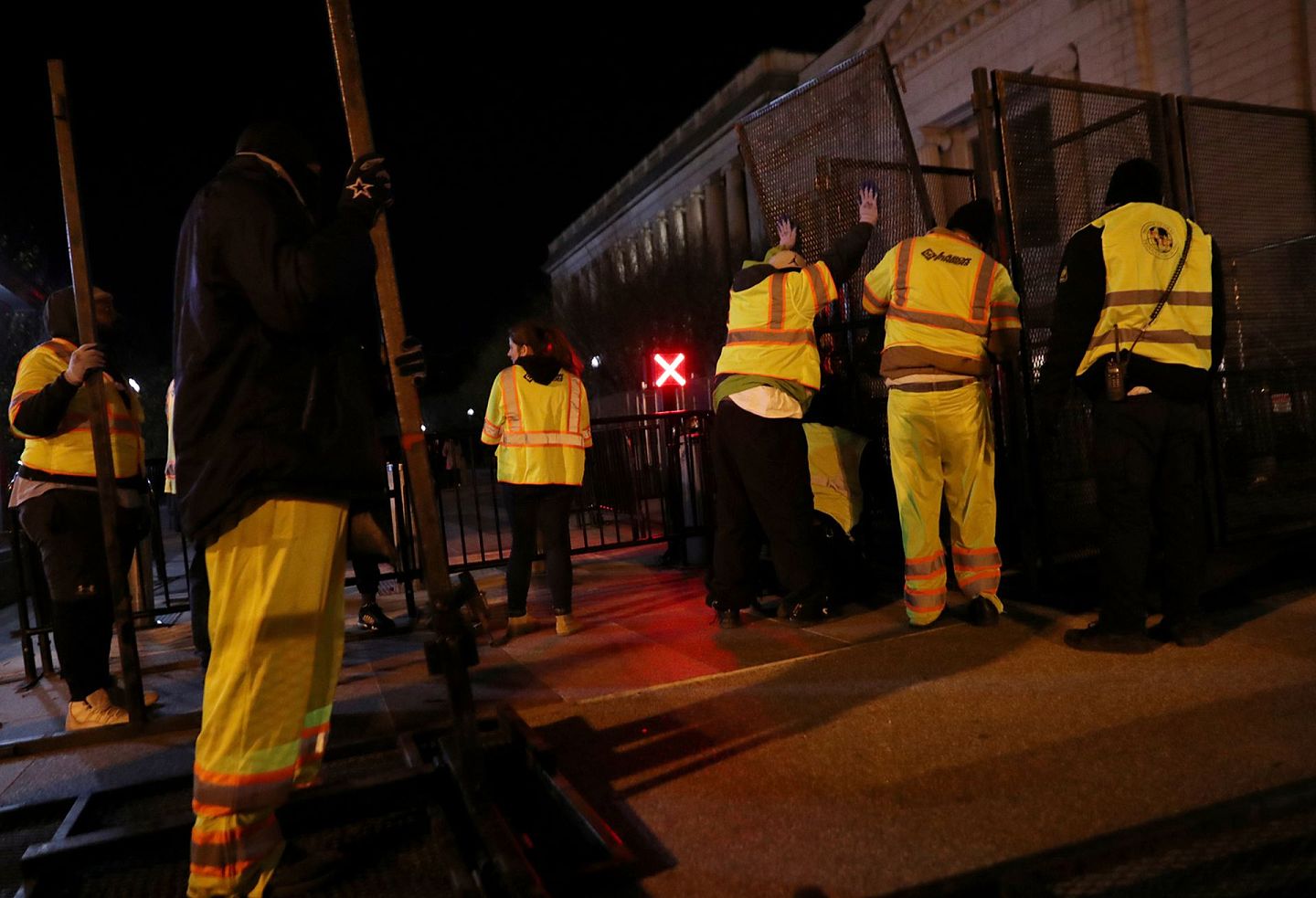 工作人员连夜设置围栏。（Reuters）