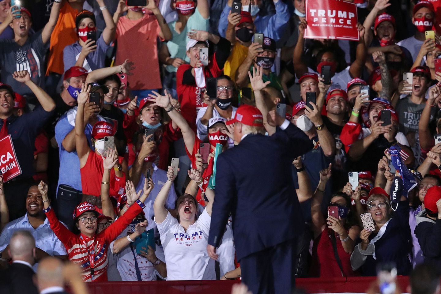 11月1日，特朗普在佛罗里达州奥帕洛卡举行竞选活动，支持者在台下欢呼。（Getty Images）