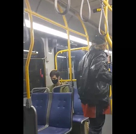现场视频！公车上，白人男大骂亚裔，威胁开枪爆头，乘客竟集体沉默（组图） - 8