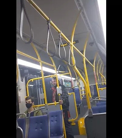 现场视频！公车上，白人男大骂亚裔，威胁开枪爆头，乘客竟集体沉默（组图） - 10