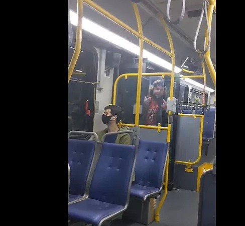 现场视频！公车上，白人男大骂亚裔，威胁开枪爆头，乘客竟集体沉默（组图） - 11