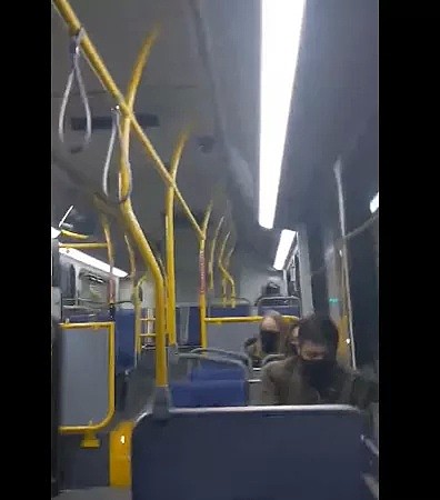 现场视频！公车上，白人男大骂亚裔，威胁开枪爆头，乘客竟集体沉默（组图） - 12