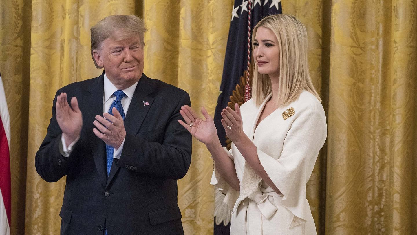 伊万卡：图为1月31日，美国总统特朗普（左）及女儿伊万卡（右）一起在白宫出席活动。 （Getty）