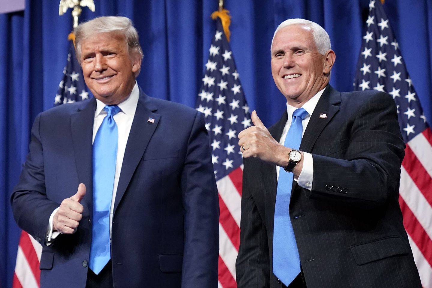 特朗普（左）和副总统彭斯（Mike Pence）2020年8月24日在北卡罗来纳州举行的共和党全国代表大会首日同台亮相。（AP）