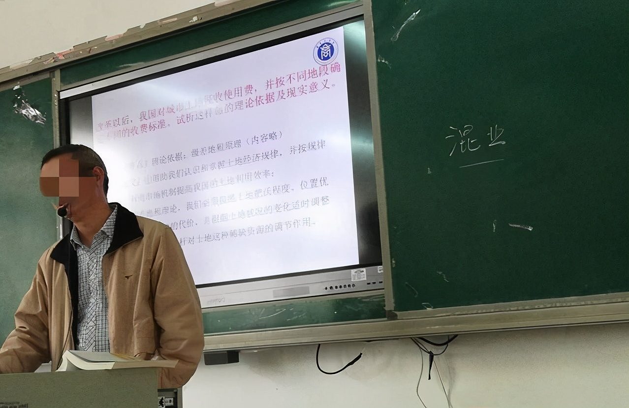 女大学生举报副教授猥亵，两人曾签下谅解协议，对方支付13.5万元补偿款