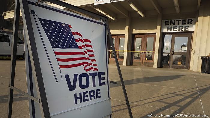 USA Iowa | Vote Here Schild an Wahllokal (Jerry Mennenga/ZUMA/picture-alliance)