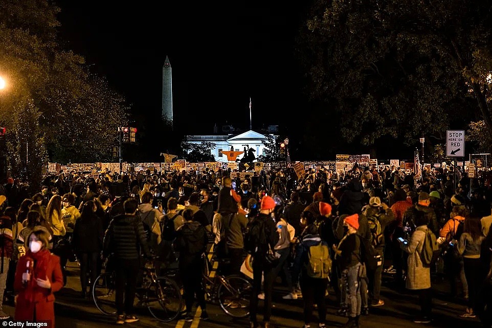 拜登摇摆州大反转，特朗普要求重新计票，全美爆发抗议，白宫遭示威者包围（视频/组图） - 17