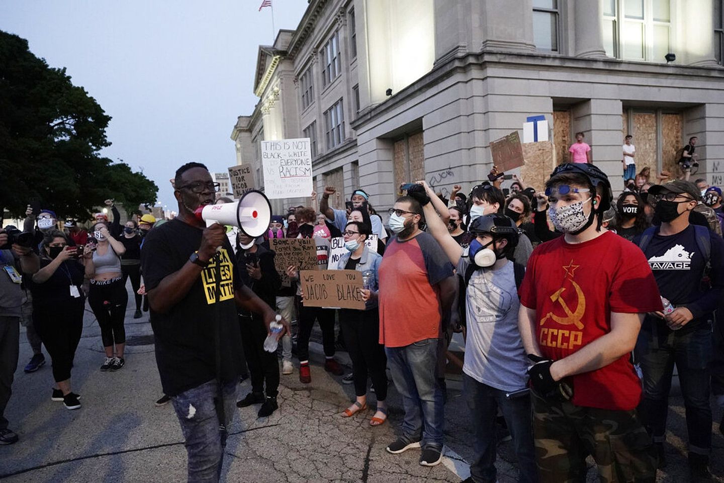 8月25日，美国威斯康星州基诺沙（Kenosha）示威者在街头聚集一起高叫反种族歧视口号。（AP）