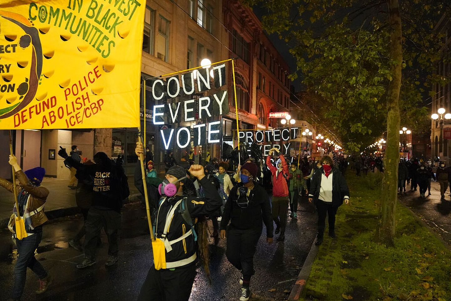 美国西雅图选民抗议特朗普阻挠计票。（AP）