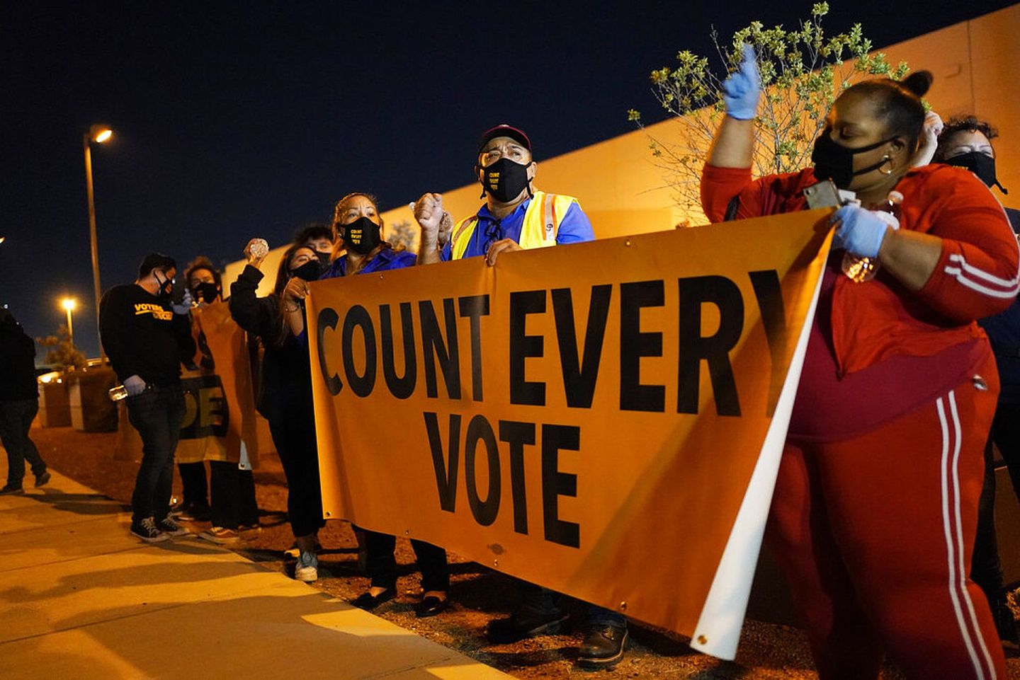 拉斯维加斯的选民也举行了抗议，呼吁“统计所有选票”。（AP）