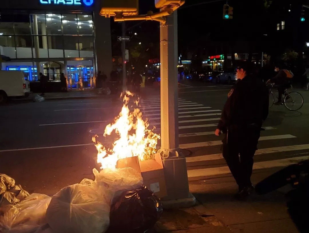 纽约暴发骚乱，当街纵火，扔鸡蛋，朝警察吐口水，殴打警长 50多人被捕！纽约紧急组建专案组（组图） - 9