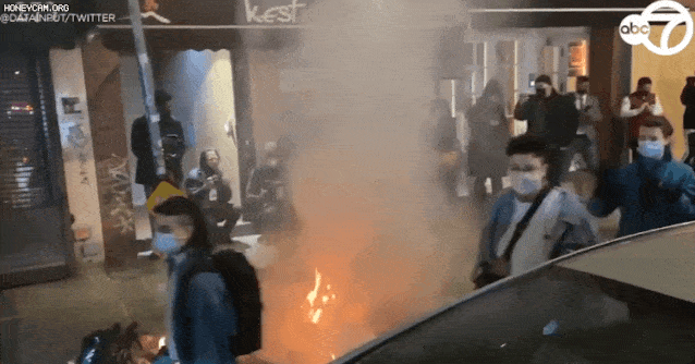 纽约暴发骚乱，当街纵火，扔鸡蛋，朝警察吐口水，殴打警长 50多人被捕！纽约紧急组建专案组（组图） - 10