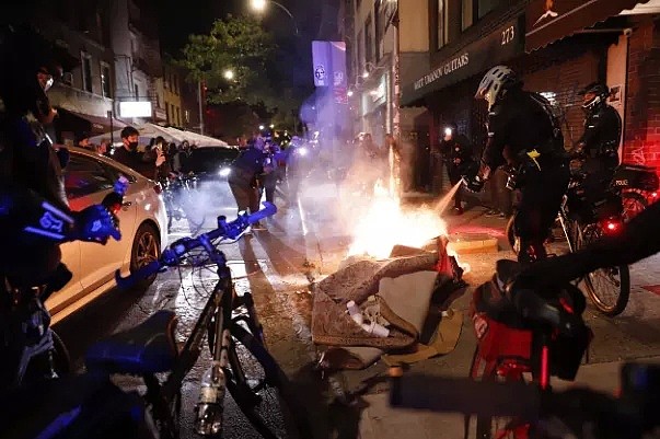 纽约暴发骚乱，当街纵火，扔鸡蛋，朝警察吐口水，殴打警长 50多人被捕！纽约紧急组建专案组（组图） - 13