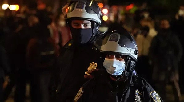 纽约暴发骚乱，当街纵火，扔鸡蛋，朝警察吐口水，殴打警长 50多人被捕！纽约紧急组建专案组（组图） - 15