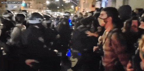 纽约暴发骚乱，当街纵火，扔鸡蛋，朝警察吐口水，殴打警长 50多人被捕！纽约紧急组建专案组（组图） - 16
