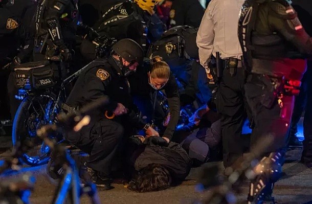 纽约暴发骚乱，当街纵火，扔鸡蛋，朝警察吐口水，殴打警长 50多人被捕！纽约紧急组建专案组（组图） - 17