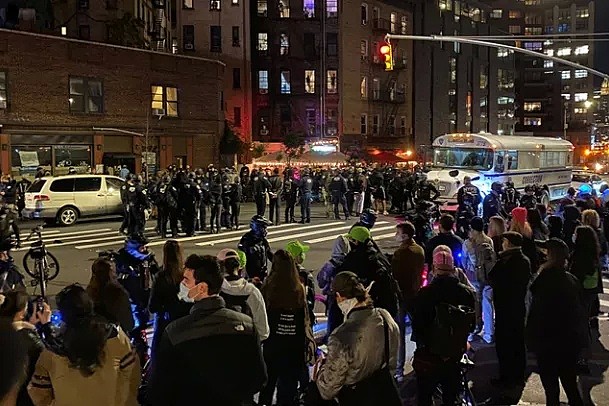 纽约暴发骚乱，当街纵火，扔鸡蛋，朝警察吐口水，殴打警长 50多人被捕！纽约紧急组建专案组（组图） - 21