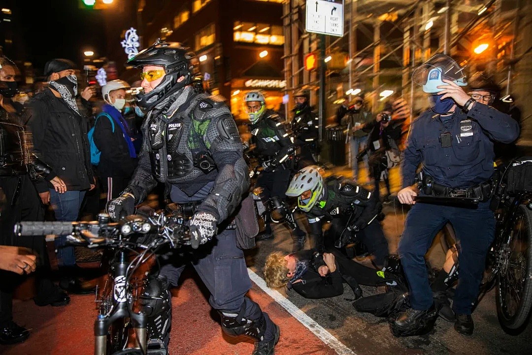 美国多地选后动荡，曼哈顿大规模示威60人被捕，纽约再次部署警力（视频/组图） - 10