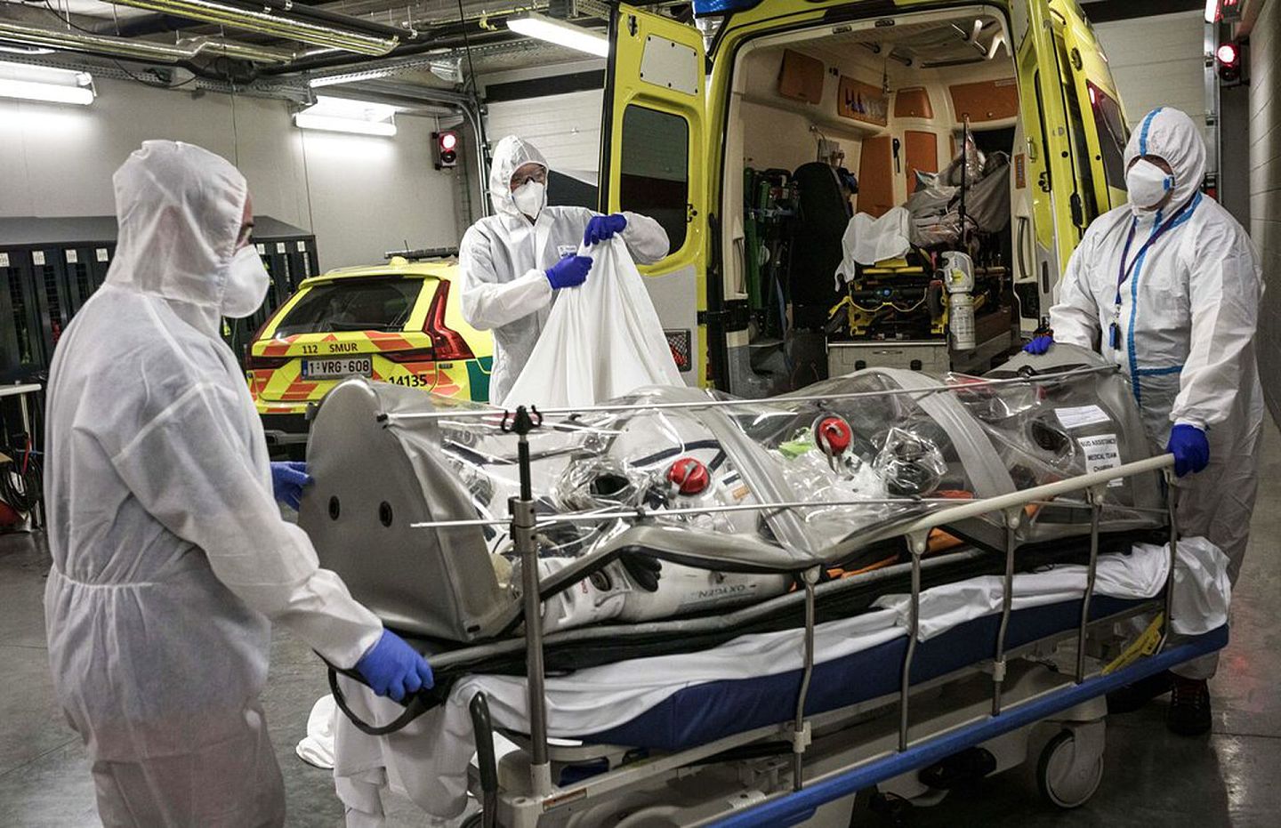 10月31日，比利时列日省蒙勒贾医院医护人员将需要转院的患者送进救护车。（AP）