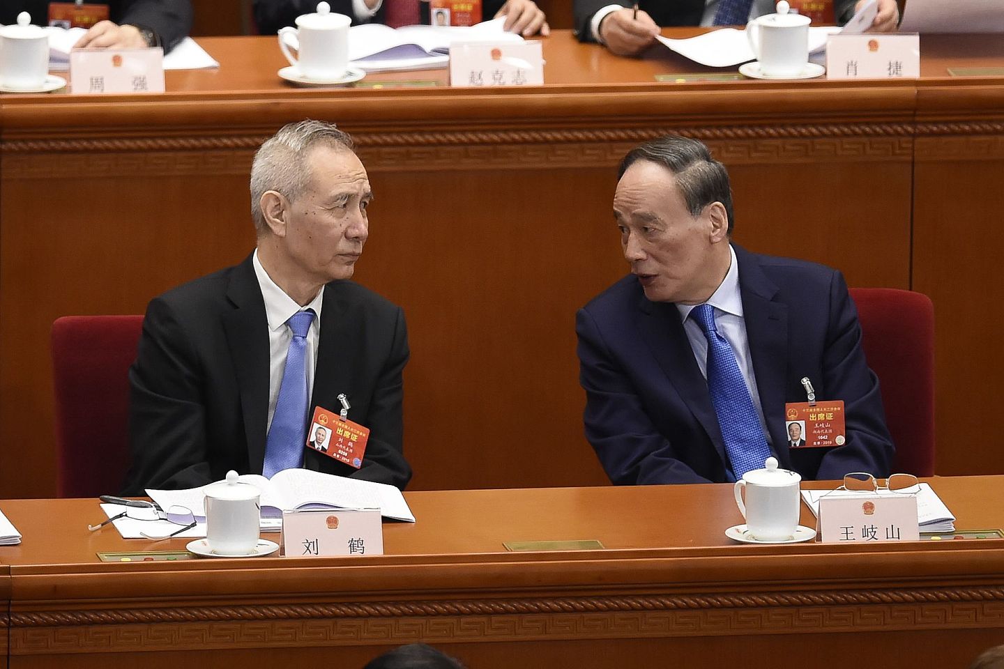 中国国务院副总理刘鹤（左）同时担任金融委主任之职。图为刘鹤与中国国家副主席王岐山（右）交谈。（AFP）