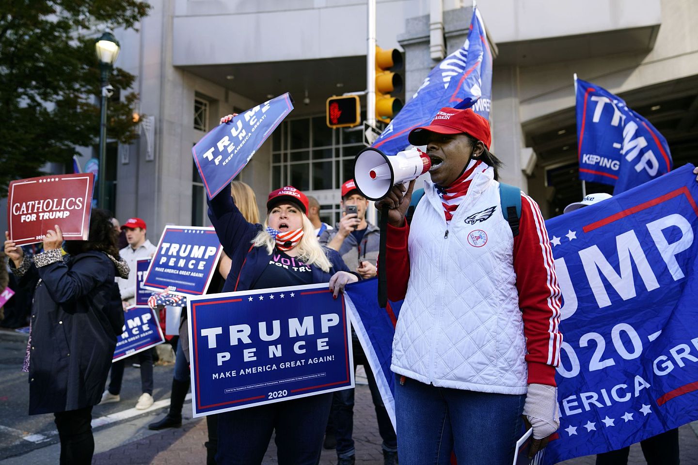 11月5日，美国宾夕法尼亚州的特朗普支持者在该州计票中心外示威。（AP）