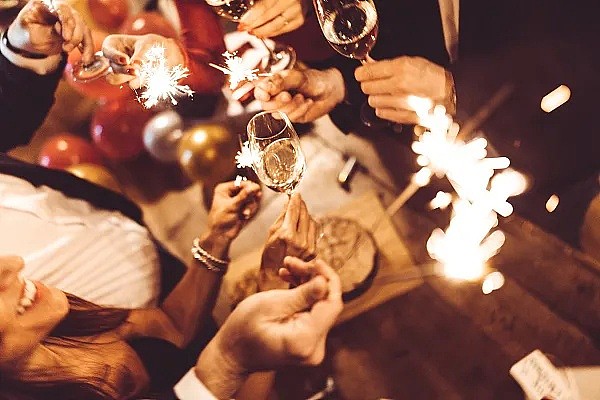 生日派对喷光百瓶香槟消费十余万！上海95后“名媛”真实家境让人唏嘘（组图） - 6