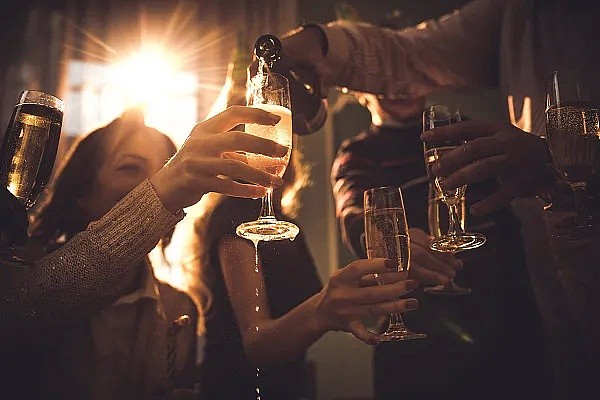 生日派对喷光百瓶香槟消费十余万！上海95后“名媛”真实家境让人唏嘘（组图） - 8