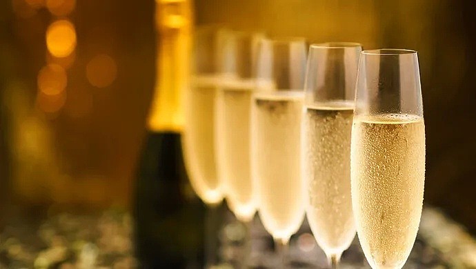 生日派对喷光百瓶香槟消费十余万！上海95后“名媛”真实家境让人唏嘘（组图） - 2