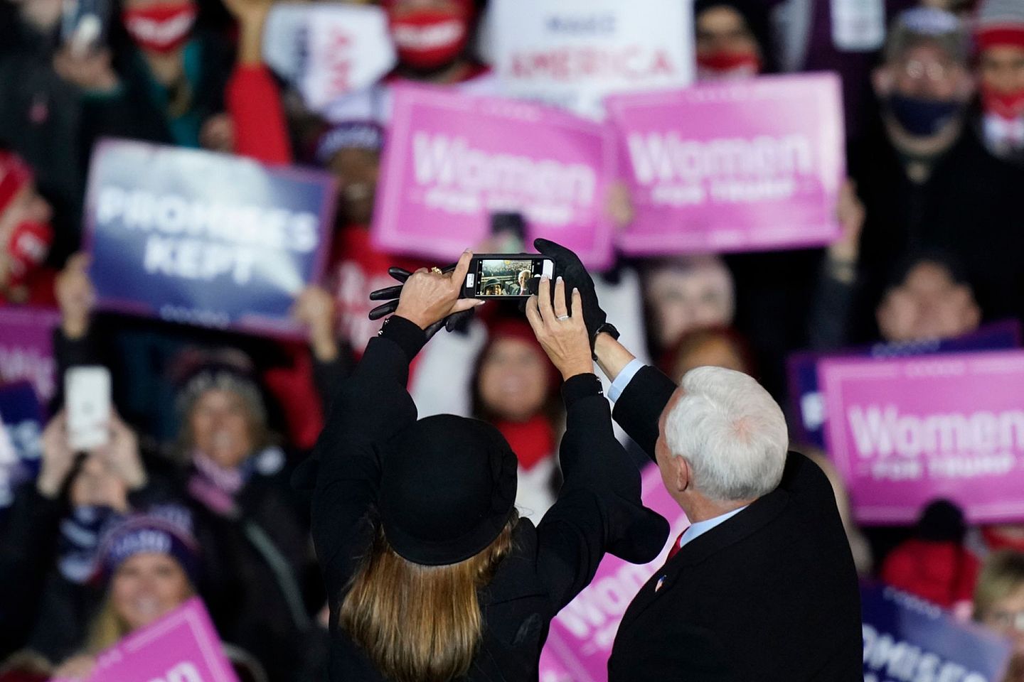 11月2日，密歇根州大急流城，彭斯出席共和党竞选活动，演讲前与妻子卡伦（Karen）在台上自拍。（AP）