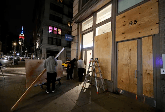  大选前，纽约市诸多街道的商铺与民居纷纷用木板封锁门窗，就连第五大道的奢侈品商店也不例外。