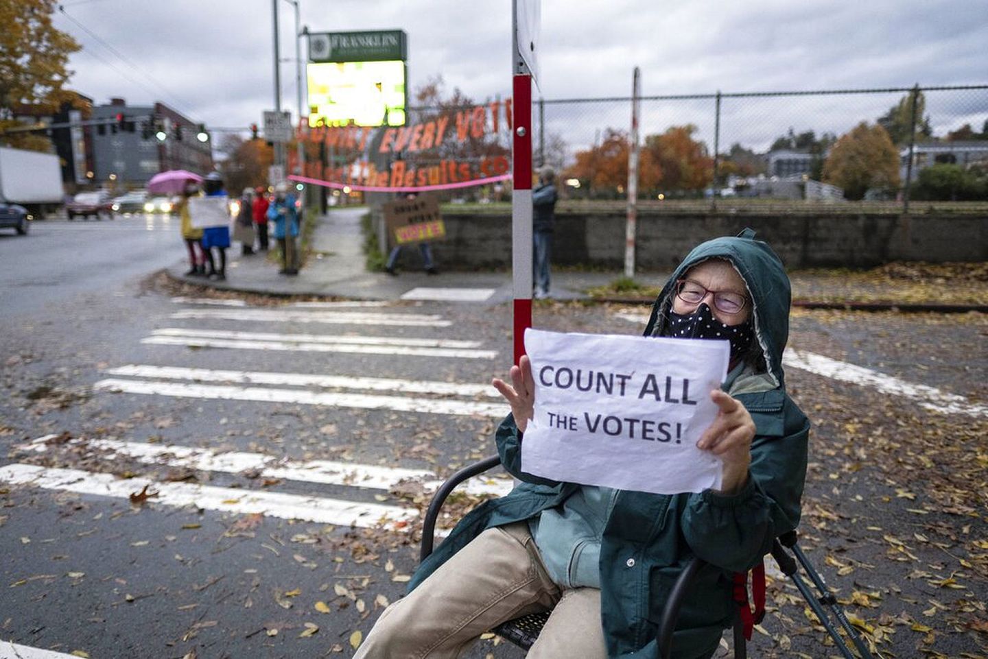 2020年11月4日，美国西雅图一位选民举着写有“统计所有选票”的大字报，抗议特朗普阻挠计票。（AP）