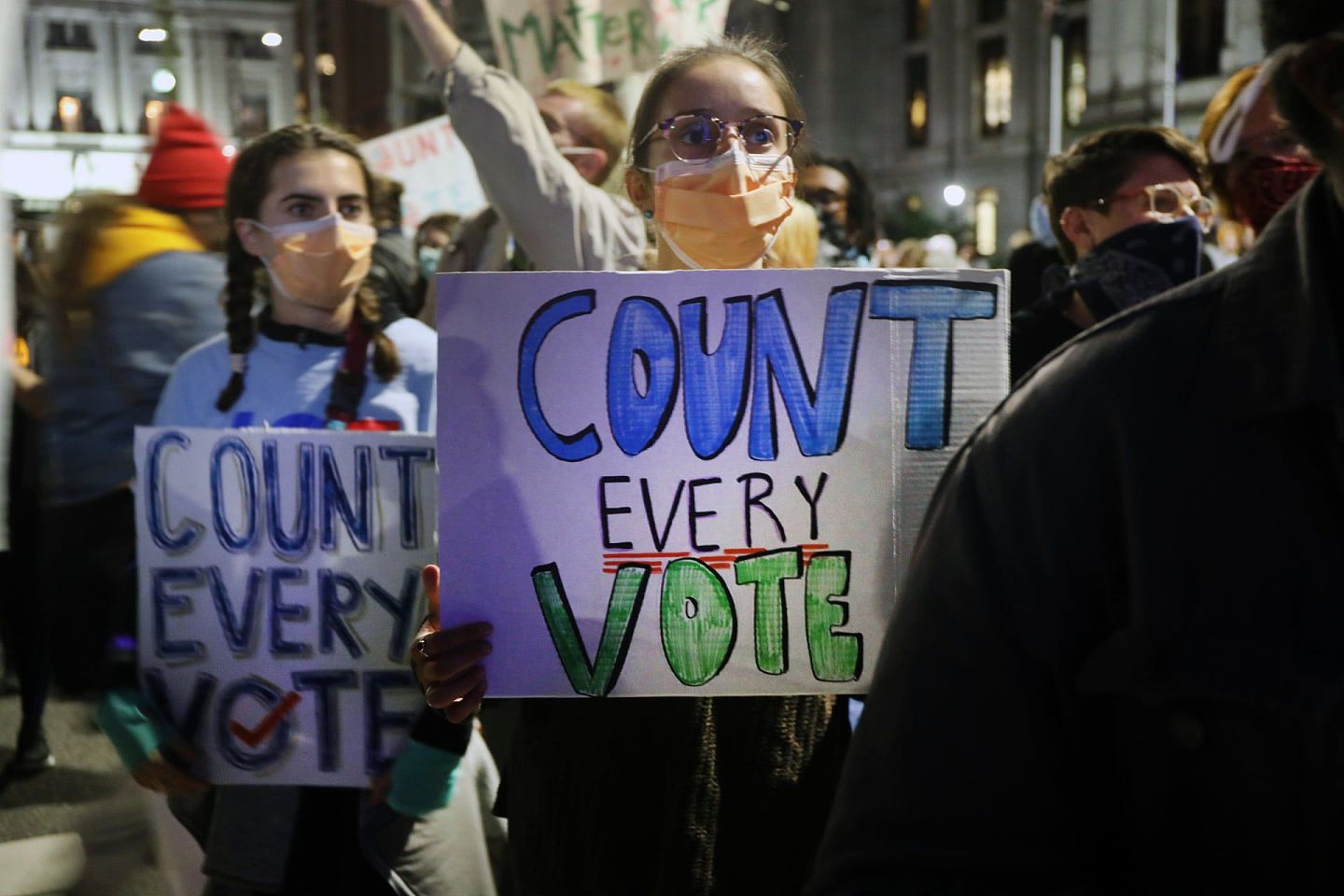 11月4日，特朗普反对者在费城呼吁统计所有选票。（Getty Images）