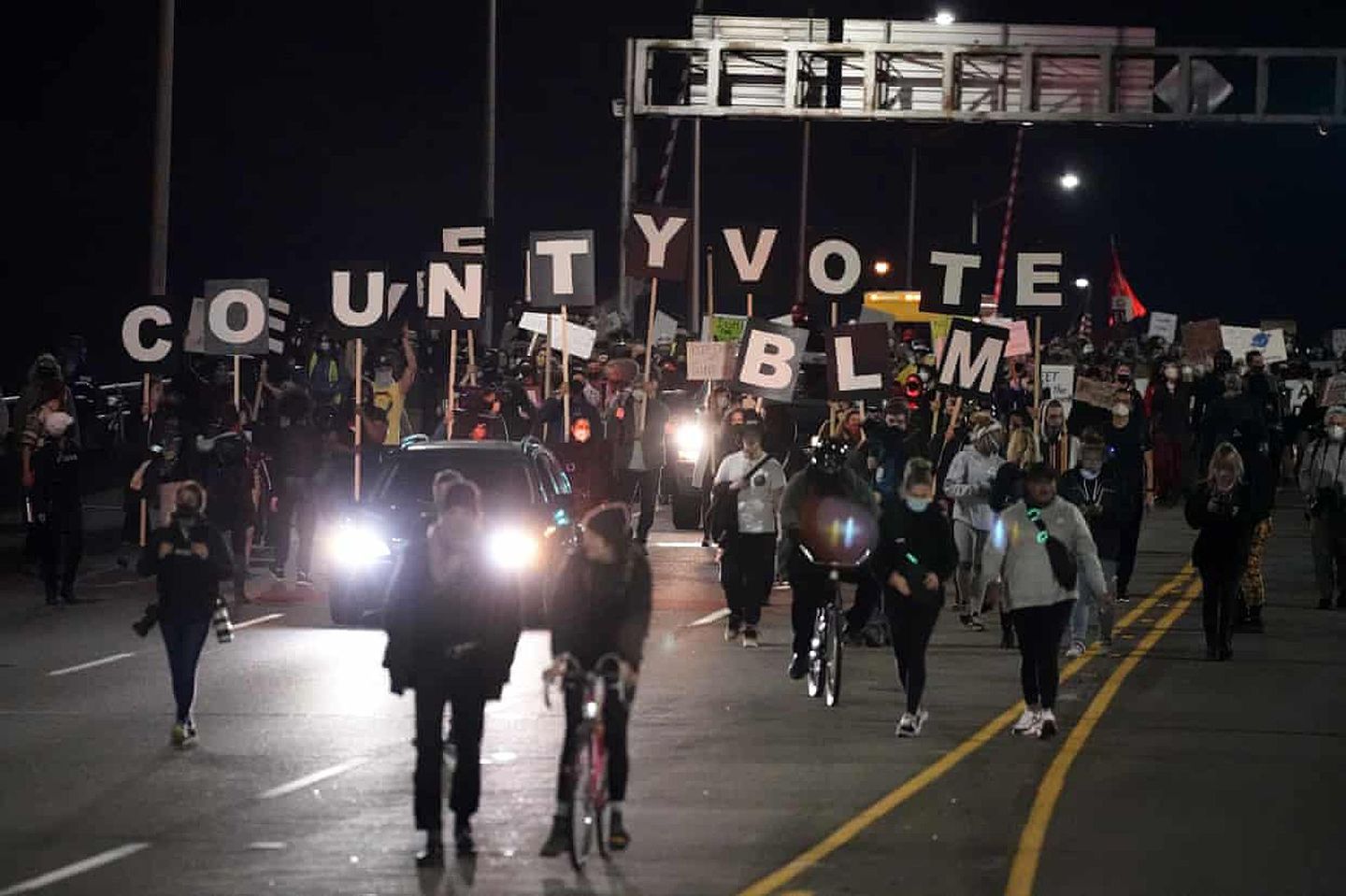 11月4日，抗议者在俄勒冈州波特兰市游行呼吁“清点每一张选票”。（AP）