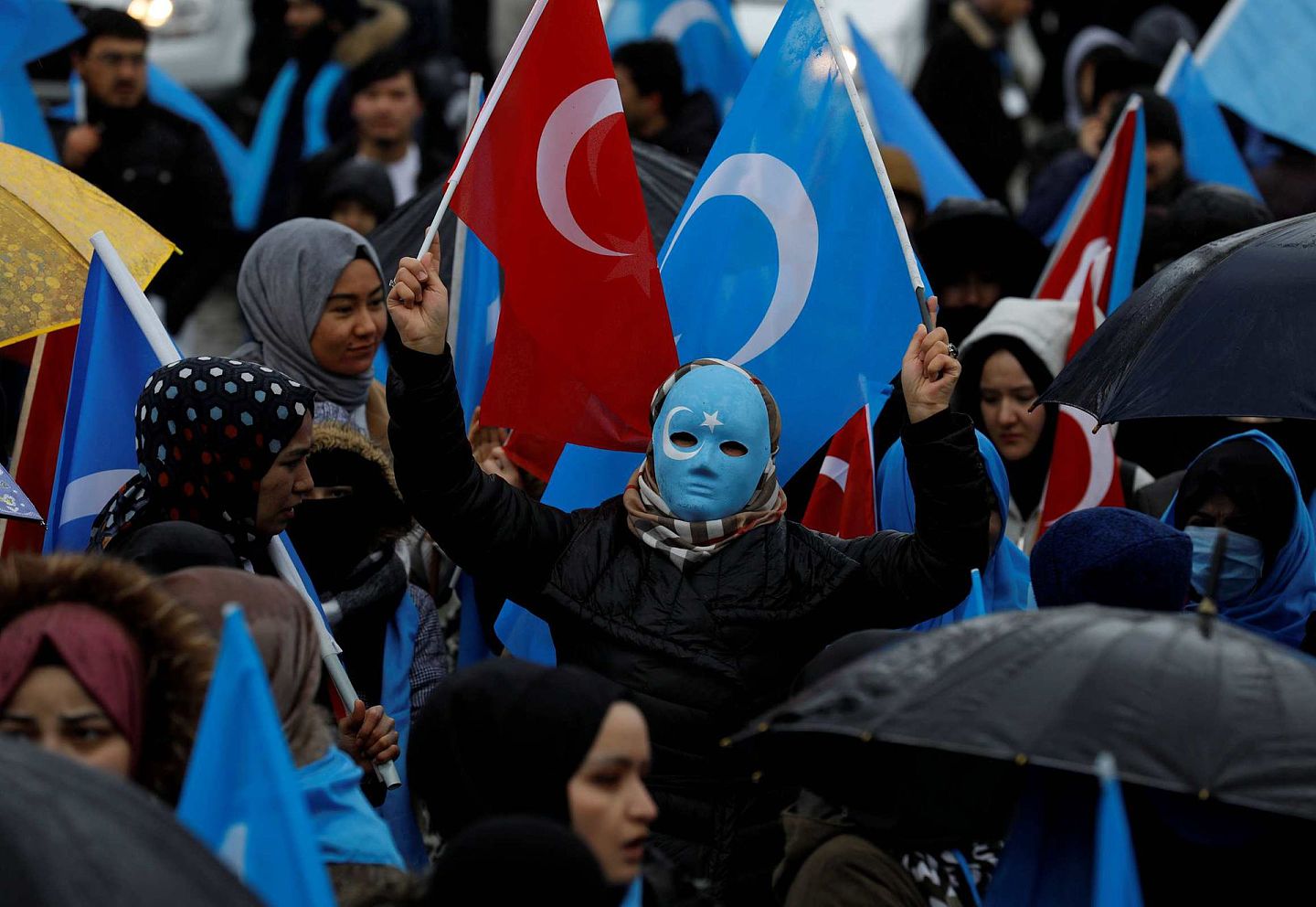2019年2月23日，一些“东突厥斯坦伊斯兰运动”支持者在土耳其伊斯坦布尔举行反对中国示威活动。（Reuters）