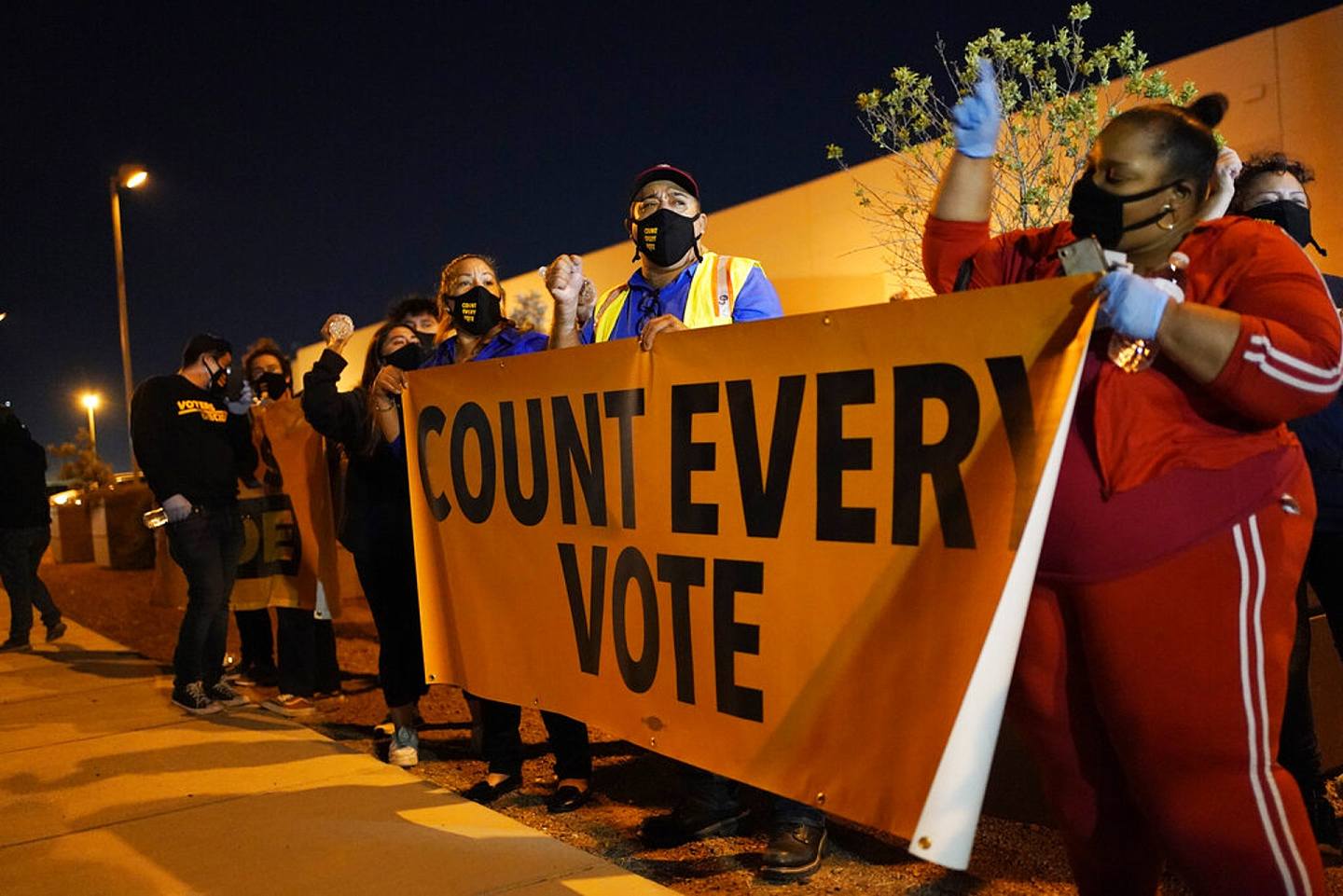 拉斯維加斯的選民也舉行了抗議，呼籲「統計所有選票」。（AP）