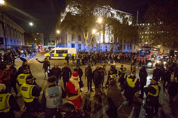 封国首日伦敦暴力冲突，逾百人被捕！英格兰感染大降12%，5周来首次（组图） - 22