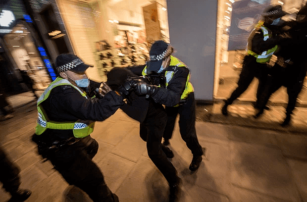 封国首日伦敦暴力冲突，逾百人被捕！英格兰感染大降12%，5周来首次（组图） - 24
